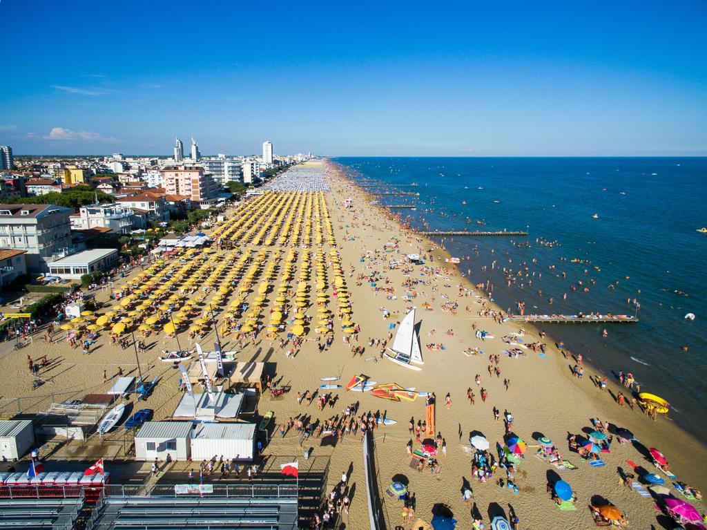 Hotel Touring Lido di Jesolo Bagian luar foto